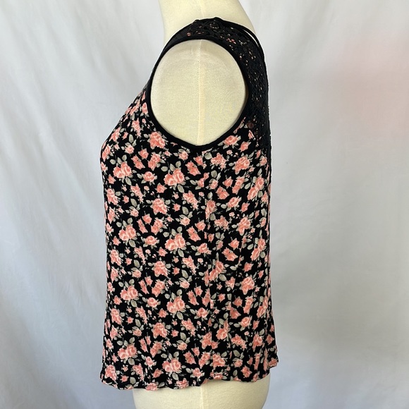 NWT Band of Gypsies Floral Cross Back Crochet Flowy Tank - Size Large (Girls) - Picture 5 of 12